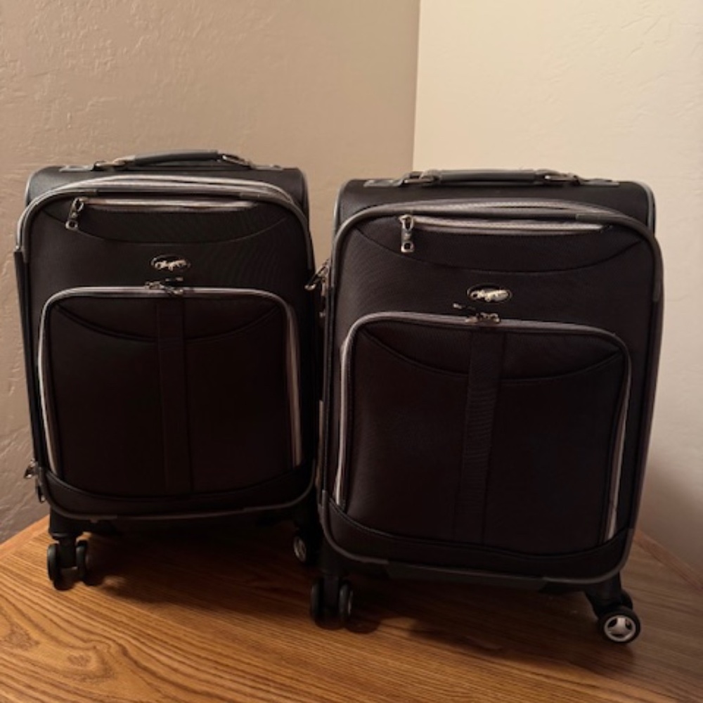 New--Olympia Tuscany 21 inch spinner carry ons  black/gray, 14X8X21 new
